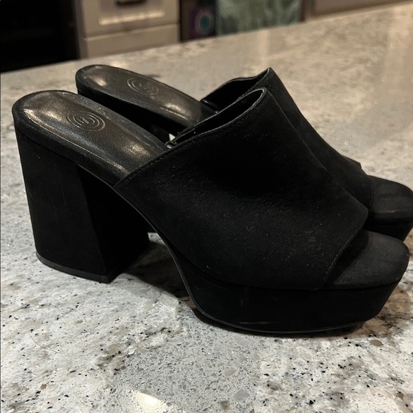Urban Outfitters Black Platform Mules - Picture 1 of 7